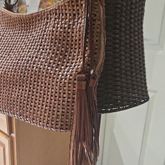 Elegant Brown Woven Handbag - Picture 8 of 15